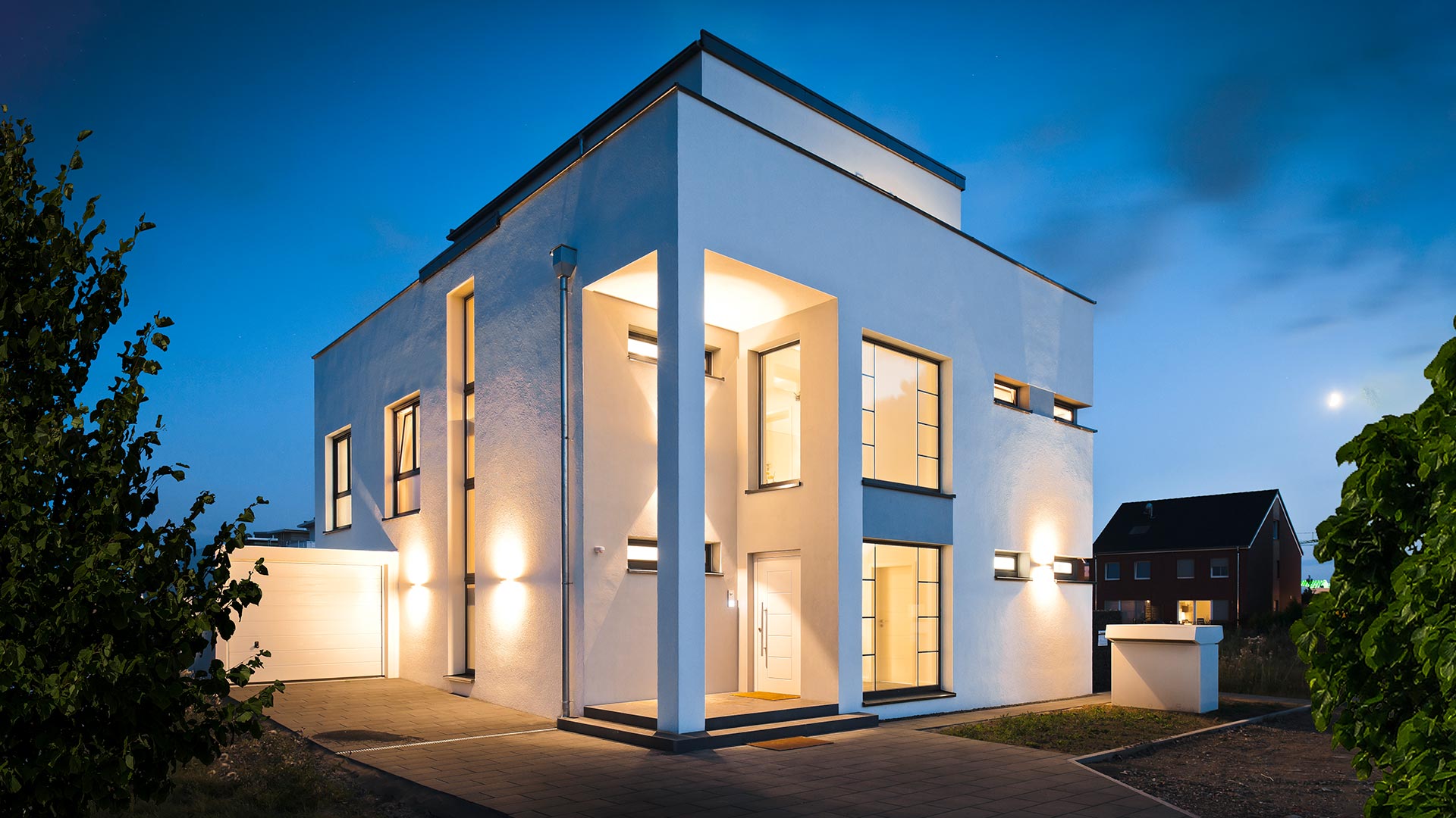 Abends_Stadtvilla_Flachdach_Gartenansicht_Terrase_roetzer-ziegel-haus