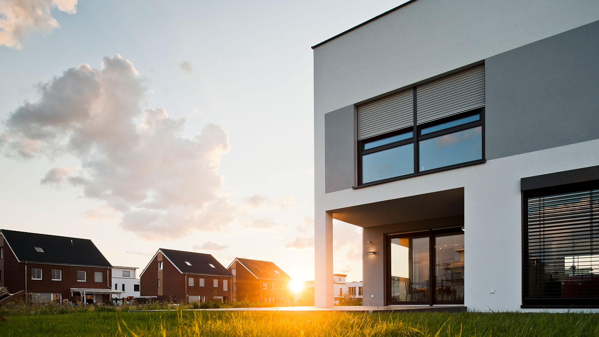 Terrasse_Stadtvila_Cubus_Flachdach_Sonnenuntergang_roetzer-ziegel-haus